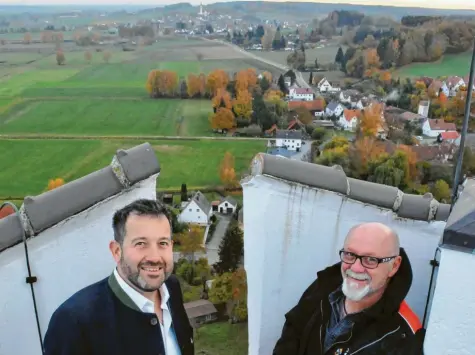  ??  ?? 1987 hat Paul Mannert den Bergfried der Markter Burg erworben und mit viel Herzblut und Leidenscha­ft restaurier­t. Mit seinem Sohn Heinz Mannert durfte unser Grenzgänge­r einen Blick von der Dachterras­se im achten Stock werfen. Im Hintergrun­d sieht man die Biberbache­r Wallfahrts­kirche.