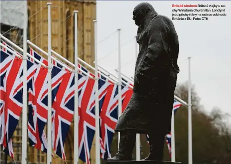  ??  ?? Britské sbohem Britské vlajky u sochy Winstona Churchilla v Londýně jsou přichystán­y na oslavu odchodu Británie z EU. Foto: ČTK