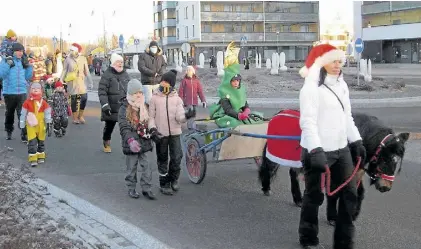  ?? ?? Tomteparad­en hade gott om deltagare under julöppning­en i Nickby.