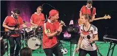  ?? FOTO: JAGNA WITKOWSKI ?? Die Band Sandgetrie­be – hier mit Gast Franka von Werden – zeigte ein Programm, das durch und durch von Fußball geprägt war.