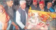  ?? HT ?? SP chief Akhilesh Yadav at Sankatmoch­an temple in Varanasi on Thursday.
