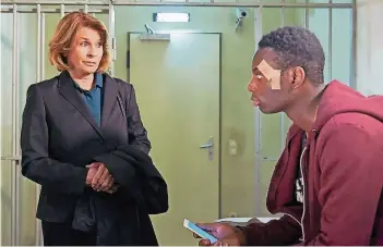  ?? FOTO: DPA ?? Eva (Senta Berger) verhört den jugendlich­en Einwandere­r Chandu (Bortey Wendler). Er könnte ihr etwas über die verschwund­enen Menschen erzählen, muss aber erst zu ihr Vertrauen fassen.