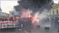  ??  ?? Alors que les avocats niçois sont en grève depuis jeudi dernier, la manifestat­ion s’est déroulée dans une ambiance bon enfant. (photo C. P.)