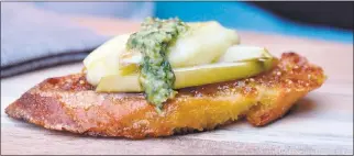  ?? PHOTOS COURTESY OF SONYA KEISTER ?? Packing a picnic for a wine-tastintg tour? Apple Brie Crostini are served with a drizzle of blue cheese pesto.