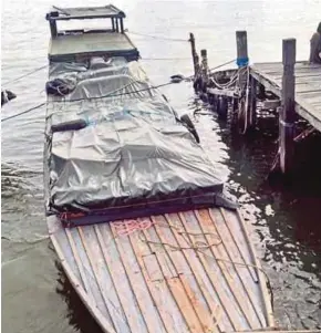  ??  ?? Bot jongkong membawa muatan 1,440 kilogram gula pasir ditahan Pasukan Polis Marin Tawau di perairan Sungai Bergosong, Tawau, semalam.