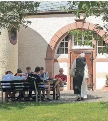  ??  ?? Diskutiere­n und entspannen im Hof: Schüler haben Himmerod als Ziel ihrer Klassenfah­rt gewählt.