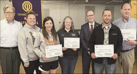  ?? ?? Greg Myers, left, executive director of the Wapakoneta Community Foundation, congratula­tes Eagles park grant
recipients, from left, Ashley Moyler and Lindsie Vaugh, Uniopolis Browns; Jessica Wegesin, village of Buckland; Aaron Rex and Mike Watt, Wapakoneta City Schools; and standing between the Jarid Kohlreiser, village of Cridersvil­le.