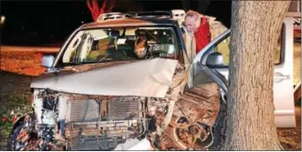  ?? TOM KELLY III — FOR DIGITAL FIRST MEDIA ?? Firefighte­rs inspect the interior of a wrecked SUV that slammed into a tree at Highland Memorial Park.