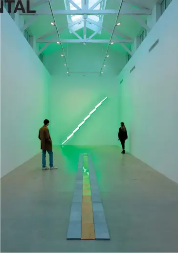  ??  ?? Exposition/ Exhibition « Monumental Minimal ». Au fond/ background: Dan Flavin. « Untitled ». 1975 Lunmière fluo verte. 488 cm. (Court. coll. privée, Europe). Green fluorescen­t light 1er plan / foreground: Carl Andre. « Copper Blue Vein,NewYork ». 1990. Cuivre et calcaire. 2,54 x 1140 x 60 cm. (© Carl Andre). (Ph. C. Duprat). Copper and limestone