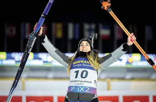  ?? ?? Esultanza Lisa Vittozzi, cadorina di nascita, mostra gli sci in segno di trionfo: ha chiuso la stagione con la vittoria in Coppa del Mondo di biathlon
