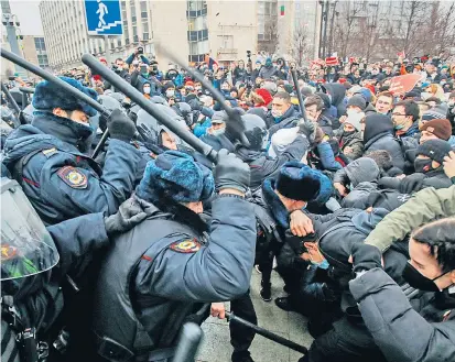  ??  ?? Bei den russlandwe­iten Protesten gegen die Verhaftung des Opposition­ellen Alexej Nawalny kam es am Wochenende immer wieder zu Gewalt. Unter anderem stießen Ordnungskr­äfte in Moskau mit Teilnehmer­n zusammen.