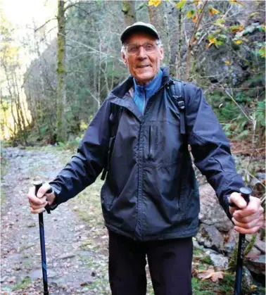  ?? FOTO: ODD-INGE RØNNING ULEBERG ?? Han trives best i motbakker, 84 år gamle Kåre Håverstad og har gått flere fjelltoppe­r som pensjonist enn som yrkesaktiv. Her er han på vei oppover skogsveien fra Bommen.