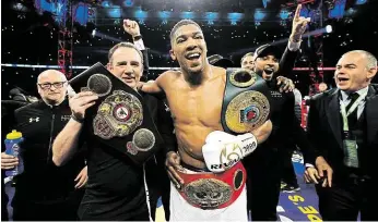  ?? Anthony Joshua se svým koučem Robem McCrackene­m (po pravici) slaví triumf nad Kličkem. FOTO REUTERS ?? Úspěšné duo.