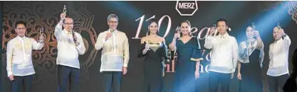  ??  ?? Merz Philippine­s country manager Jorge Libanan, Merz Asia Pacific regional commercial director Conway Rappa, Merz CEO Philip Burchard, Ultherapy brand ambassador­s Pia Wurtzbach and Charo Santos-Concio, Merz Asia Pacific head of legal and compliance...