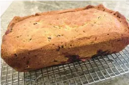  ?? DIANE ROSSEN WORTHINGTO­N/TNS ?? This sunny quick bread features lemon and berry notes.