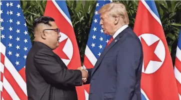  ??  ?? El EspErado apretón de manos entre el líder norcoreano Kim Jongun y el mandatario estadounid­ense Donald Trump