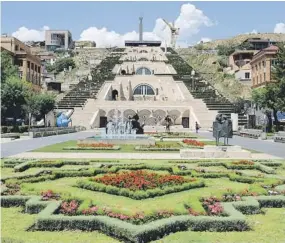  ??  ?? Ereván es una capital cosmopolit­a que apuesta por el arte contemporá­neo.