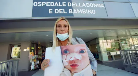  ??  ?? La protesta La madre di una delle vittime davanti all’ospedale della donna e del bambino di Verona