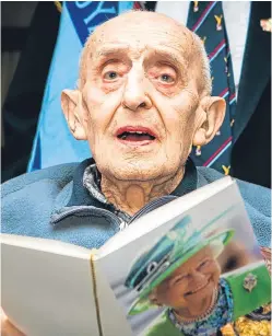  ?? Picture: Steve MacDougall. ?? Gerald Lane with his card from the Queen after celebratin­g his 100th birthday.