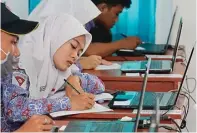  ?? GALIH COKRO/JAWA POS ?? SERIUS: Siswa MAN Surabaya mengikuti tryout UNBK sebelum ujian yang sebenarnya berlangsun­g April mendatang.