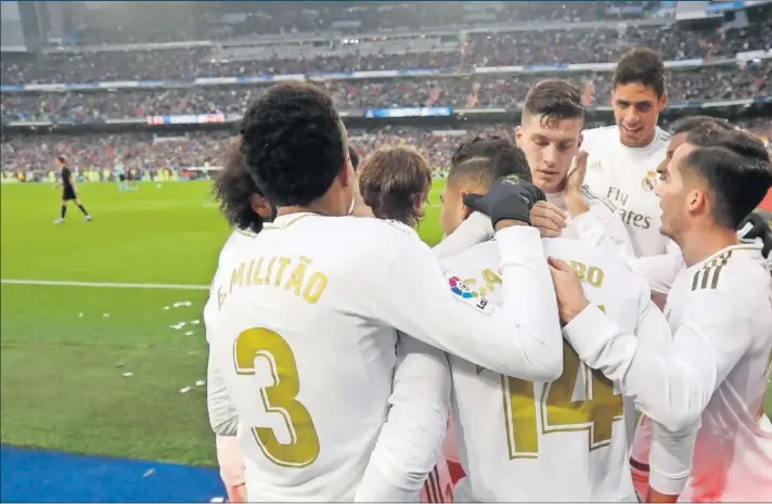  ??  ?? Los jugadores del Real Madrid celebran el primer gol del equipo blanco contra el Sevilla, obra de Casemiro tras taconazo de Jovic para asistir al brasileño.