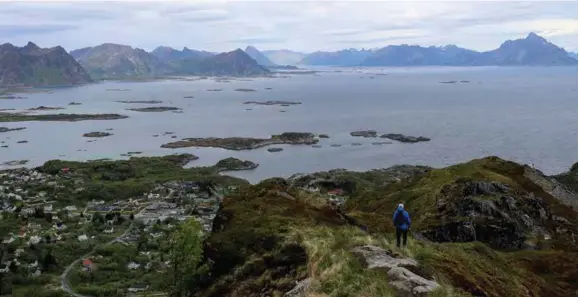  ??  ?? Utsikten østover. På vei ned ser vi rett mot Vågakallen (943 moh). Fjellet ligger på Austvågøy, mellom Kabelvåg og Henningsva­er.