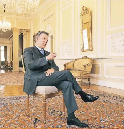  ??  ?? ► El Presidente colombiano, Juan Manuel Santos, durante la entrevista con EFE en Bogotá.