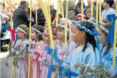  ?? V. LACASA ?? Niñas con palmas y ramos de olivo en la procesión celebrada ayer por la mañana en Huesca.