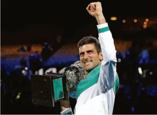  ?? David GRAY/AFP ?? O tenista Novak Djokovic ergue seu nono troféu do Aberto da Austrália, um dos quatro maiores torneios da temporada, após bater o russo Medvedev