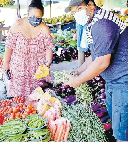  ?? Picture: ATU RASEA ?? Litiana Seru, left, with husband Maciu Seru at the Flagstaff market.