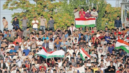  ??  ?? Cientos de aficionado­s en las gradas de un estadio en Tayikistán, donde el fútbol no se interrumpi­rá por el coronaviru­s.