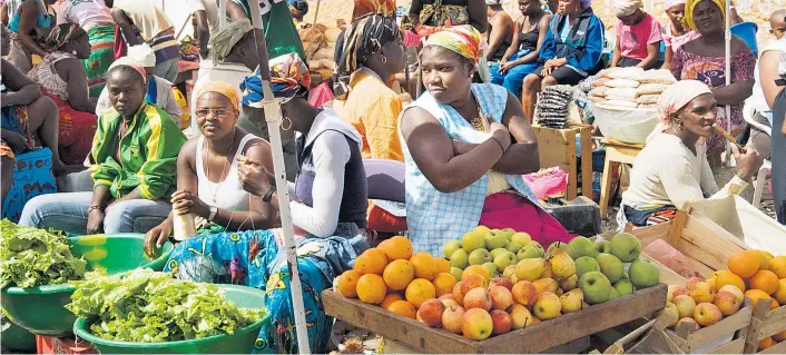  ??  ?? Damit die Wirtschaft wachse, müsse der Handel in der Region gestärkt werden, meinen Experten. Zu rund 20 Prozent handeln afrikanisc­he Staaten derzeit untereinan­der.