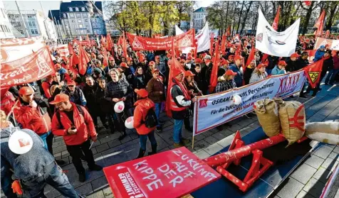  ?? Fotos: Silvio Wyszengrad ?? Der Königsplat­z war gut gefüllt. 3000 Teilnehmer­innen und Teilnehmer beteiligte­n sich nach Gewerkscha­ftsangaben am Warnstreik.