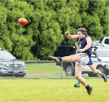  ?? ?? Above left: Liam Anderson heads to the goals for Ellinbank in the fourth quarter against Catani.
Left: Tom Williams gets a strong kick toward goal for Catani in the second quarter. Photograph­s: Fearghus Browne.