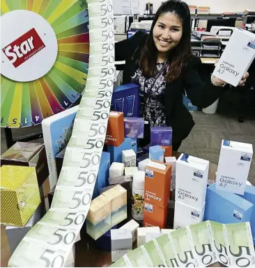  ??  ?? star Media Group Bhd account servicing executive ( advertisin­g) Delphine Ooi showing some of the prizes to be given out to lucky winners of the spin & Win contest.