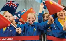  ?? Foto: Profimedia Foto: Profimedia ?? Velký přítel Školáci nadšeně vítali v Austrálii čínského prezidenta v roce 2014 australský­mi i čínskými vlaječkami.