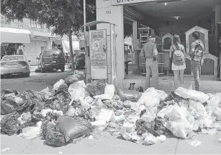  ?? JOSÉ GONZÁLEZ FOTO ?? La mayoría de las infraccion­es han sido por tirar la basura en la vía pública.