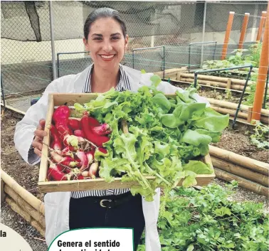  ??  ?? La psicoterap­euta hortícola Cecilia Viteri muestra todos los vegetales que obtuvo de su huerto urbano.