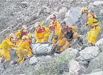  ?? AFP ?? Rescate. Un grupo de sanitarias y bomberos rescatan cuerpos de las víctimas.