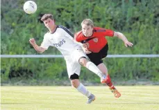  ?? FOTO: THOMAS WARNACK ?? Der FC Ostrach II (links: Tim-Alexander Strobel) hat gegen die SGM Schmeien/SV Sigmaringe­n (re.: Lars Blumberg) das bessere Ende für sich und steht nun im Relegation­sfinale.