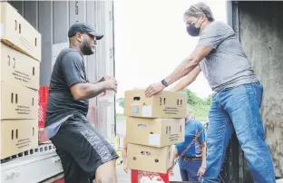  ??  ?? De acuerdo con el productor teatral, en esta encomienda no está solo, pues colegas actores y actrices a los que ha convocado se han unido a esta iniciativa de voluntaria­do, que el viernes se celebró por segunda ocasión.