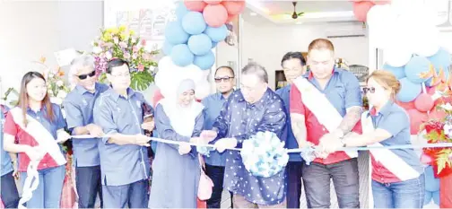  ??  ?? NAZRI (tiga kanan) bersama tetamu kehormat lain menyempurn­akan perasmian 333 AgroMart sempena program Muafakat Peladang di Penampang.