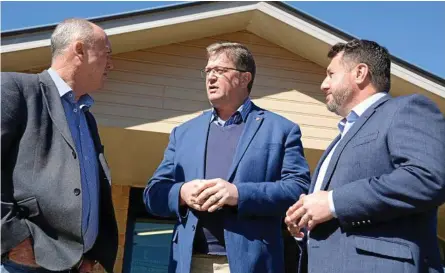  ?? Photo: Tom Gillespie ?? NO PORK BARREL: Condamine MP Pat Weir (left), Toowoomba North MP Trevor Watts (centre) and opposition spokesman for State Developmen­t Andrew Powell (right) say they don’t want to see the Queensland Government try to coerce Qantas into giving the new...