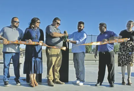  ?? FOTO CÉSAR NEYOY-BES ?? EL CORTE DE LISTÓN inaugural de las nuevas instalacio­nes de patinaje, encabezado el alcalde Gerardo Anaya y el patinador profesiona­l local Gabriel Vásquez. A acompañado­s de los concejales Juan Castillo y Lorena Zendejas, así como de Francisco Vásquez, de la comisión de Parques y Recreación, y de la concejal Martha García.