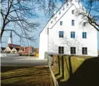  ?? Foto: wüb ?? Das Schloss in Rain: Jenseits der Mauer im Vorder‰ grund wurden die Grabungsfu­nde gemacht.