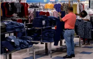  ?? KATSUKI NAKAHARA ?? Un hombre se autorregal­ó un pantalón jean.