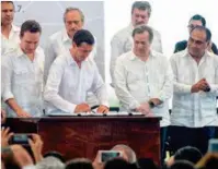  ??  ?? EPN. El presidente firma los decretos de declarator­ia de 3 ZEE.