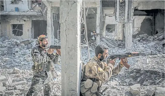  ?? DPA ?? Ofensiva. Soldados de las Fuerzas Democrátic­as Sirias (FDS) combaten con yihadistas del ISIS en uno de los barrios antiguos de Raqqa.