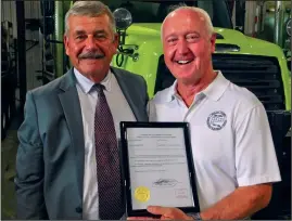  ?? Staff photo ?? Auglaize County Judge Mark Spees presents Doug Rinehart with a permenant work release in honor of his retirement.