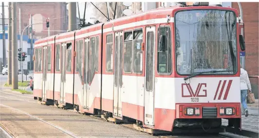  ?? FOTOS: STEFAN AREND ?? Die Duisburger Verkehrsge­sellschaft (DVG) sagt auch, wie sie auf den erwarteten Ansturm auf das 9-Euro-ticket und damit auf ihre Busse und vor allem störanfäll­igen Bahnen reagieren will.